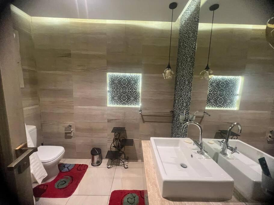 2 Bedrooms Apartment, Close To Airport *